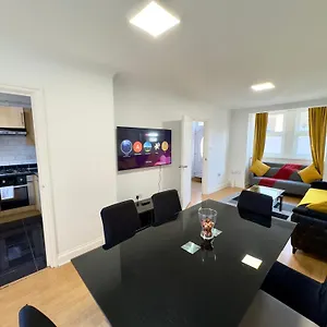 4-bedrooms-2-bathrooms-parking-spacious-house.cambridgehotelsuk.com/